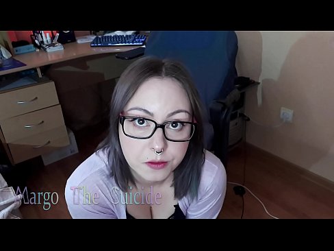 ❤️ 性感的眼镜女孩在镜头前深深地吸吮假阳具 ☑  性爱❤